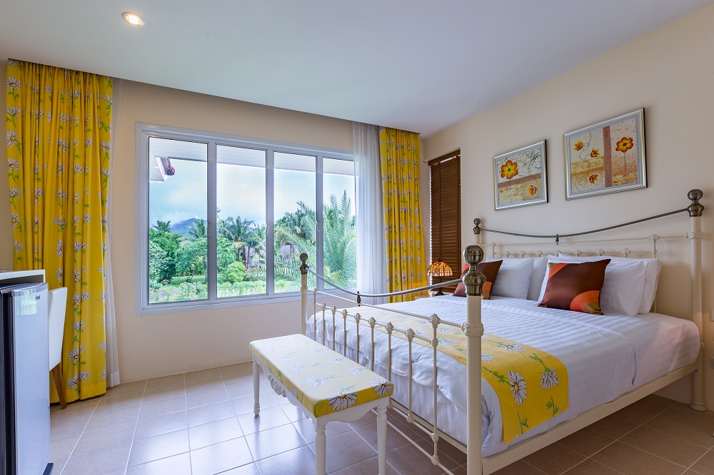 09-Hotel-Room-G